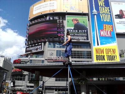 Toni und ich wollten uns SINnummern holen, als wir den Artist sahen und eine Pause machten. Toni und ich wollten uns SINnummern holen, als wir den Artist sahen und eine Pause machten.